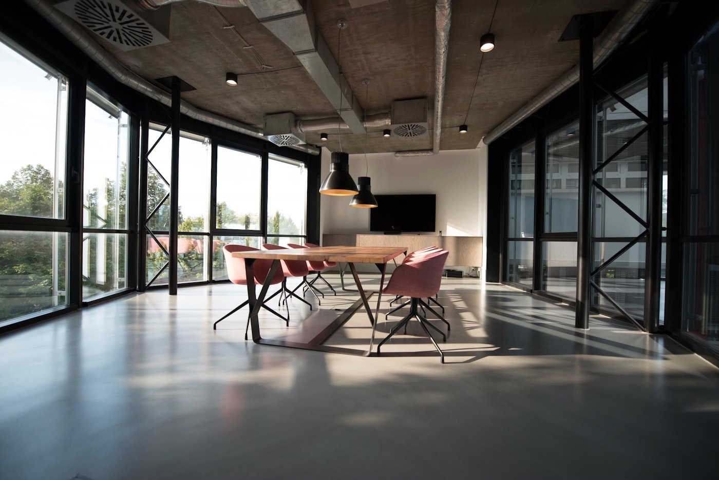 Espace de bureau ouvert et lumineux