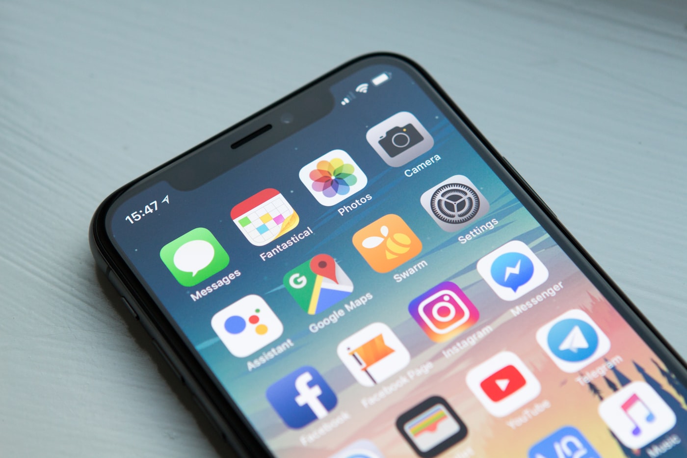 Cellulaire et outils numériques sur un bureau